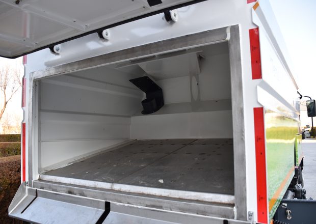 3,5 m<sup>3</sup> Kademe-Araç-Üstü-Yol-Süpürme-Makinası-6