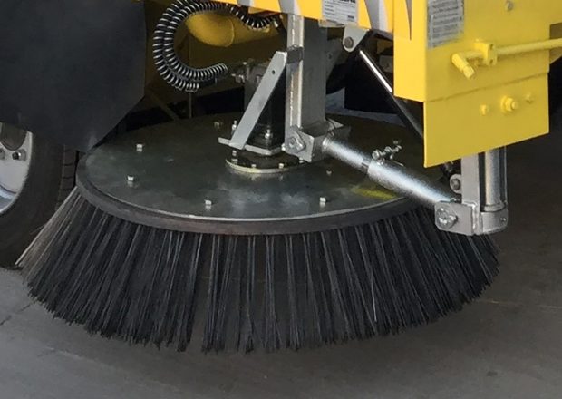 Kademe-Kamyonla-Çekilir-Tip-Yol-Süpürme-Makinası-2