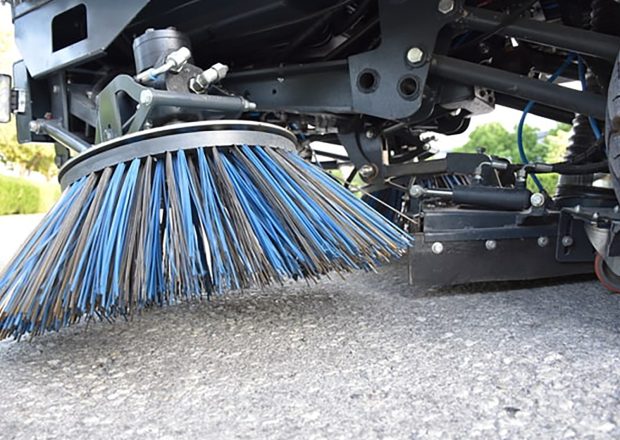 Kademe-Kompakt-Yol-Süpürme-Makinası-3