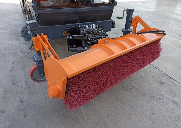 Kademe-Kompakt-Yol-Süpürme-Makinası-7