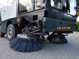 Kademe-Kompakt-Yol-Süpürme-Makinası-9